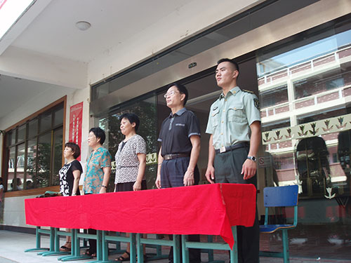 起立，奏國歌