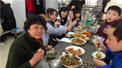 南昌現(xiàn)代外國語學校（象湖校區(qū)） 組織全校教職員工開展辭舊迎新大聚會