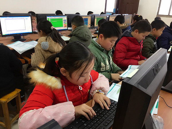 現(xiàn)外象湖校區(qū)舉行2016年小學(xué)生計算機知識比賽