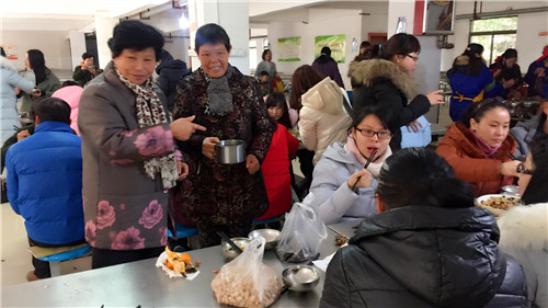 南昌現(xiàn)代外國語學校（象湖校區(qū)） 組織全校教職員工開展辭舊迎新大聚會