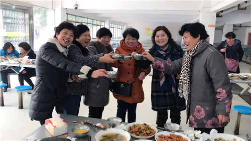 南昌現(xiàn)代外國語學校（象湖校區(qū)） 組織全校教職員工開展辭舊迎新大聚會