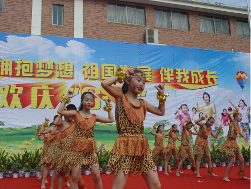 現(xiàn)外象湖校區(qū)舉行2016年“六一”慶?；顒?dòng)